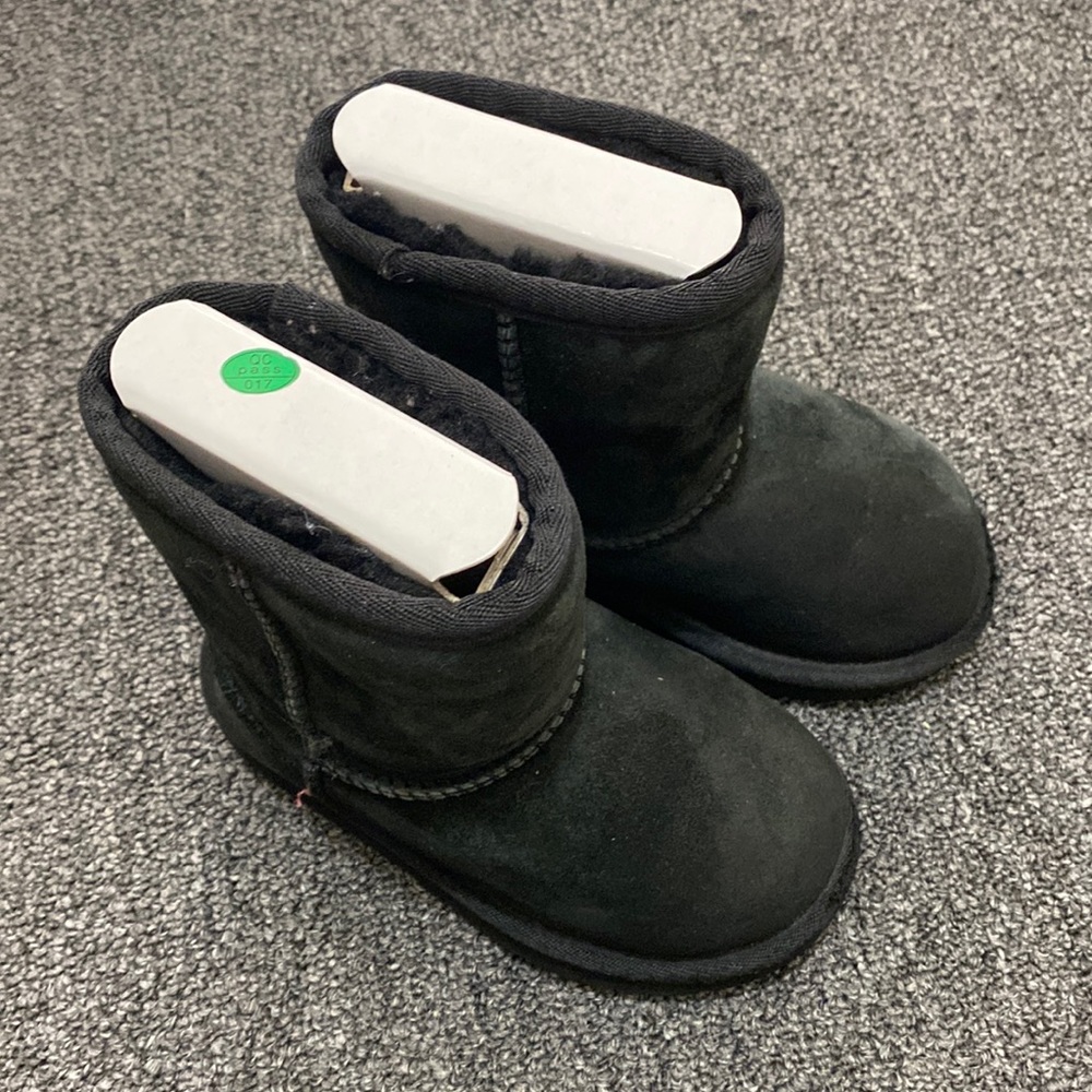 Toddler Ugg in Black Classic size 8